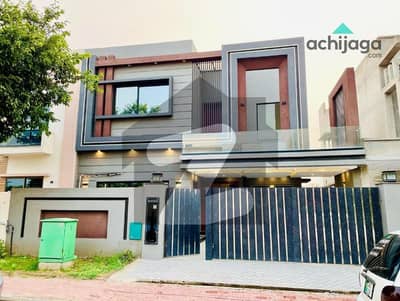 بحریہ ٹاؤن لاہور میں 4 کمروں کا 10 مرلہ مکان 2.5 کروڑ میں برائے فروخت۔