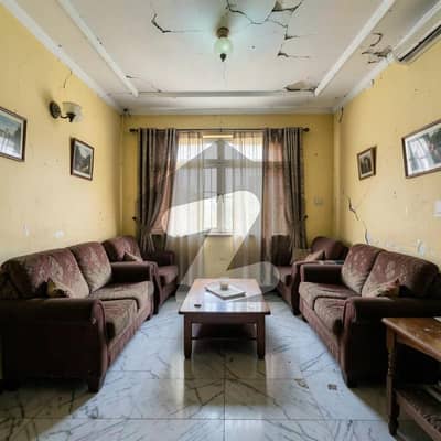 F7 1066 Syd Old House Best Location 4bedroom Drawing and Dining TV Lounge with Servant Quarters Margalla Facing CDA Transfer Near to Markaz and Park Peace Full Location