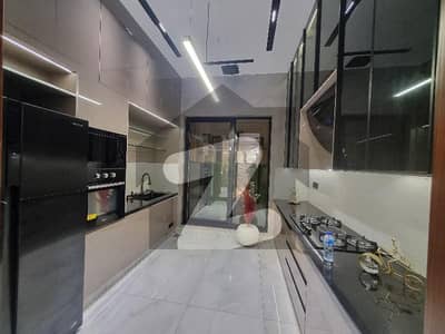 بحریہ ٹاؤن جاسمین بلاک بحریہ ٹاؤن سیکٹر سی,بحریہ ٹاؤن,لاہور میں 5 کمروں کا 10 مرلہ مکان 5.95 کروڑ میں برائے فروخت۔