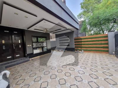 بحریہ ٹاؤن جاسمین بلاک بحریہ ٹاؤن سیکٹر سی,بحریہ ٹاؤن,لاہور میں 5 کمروں کا 10 مرلہ مکان 3.8 کروڑ میں برائے فروخت۔