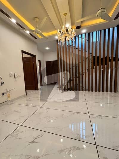 ڈی ایچ اے فیز 8 - زون بی ڈی ایچ اے فیز 8,ڈی ایچ اے ڈیفینس,کراچی میں 4 کمروں کا 4 مرلہ مکان 2.5 لاکھ میں کرایہ پر دستیاب ہے۔