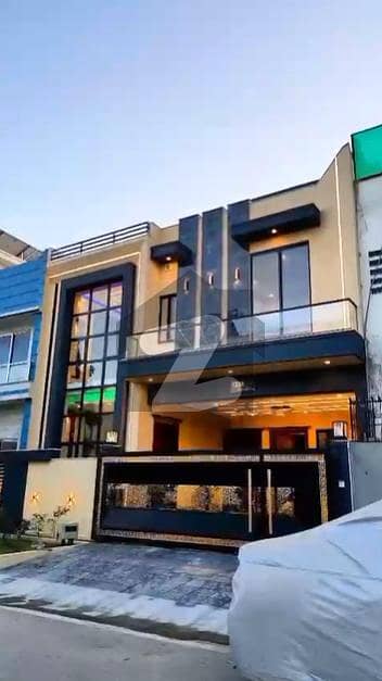 فیصل ٹاؤن فیز 1 فیصل ٹاؤن - ایف ۔ 18,اسلام آباد میں 5 کمروں کا 8 مرلہ مکان 3.75 کروڑ میں برائے فروخت۔