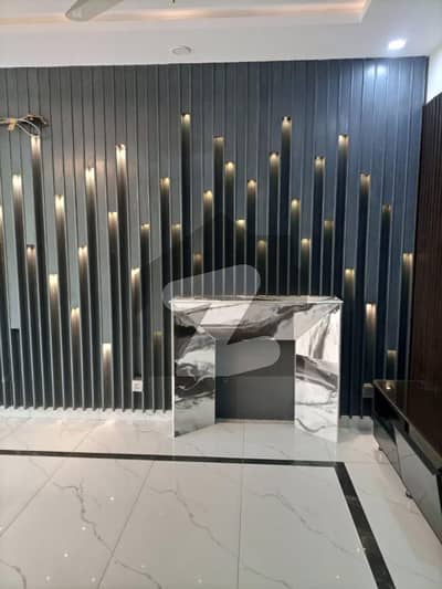 ڈی ایچ اے فیز 8 ڈیفنس (ڈی ایچ اے),لاہور میں 2 کمروں کا 1 کنال بالائی پورشن 1.25 لاکھ میں کرایہ پر دستیاب ہے۔