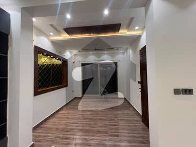 او پی ایف ہاؤسنگ سکیم لاہور میں 5 کمروں کا 6 مرلہ مکان 1.3 لاکھ میں کرایہ پر دستیاب ہے۔