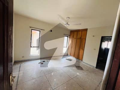 10 MARLA BEAUTIFUL HOUSE AVAILABLE FOR RENT IN LAKE CITY EDAN HOMES