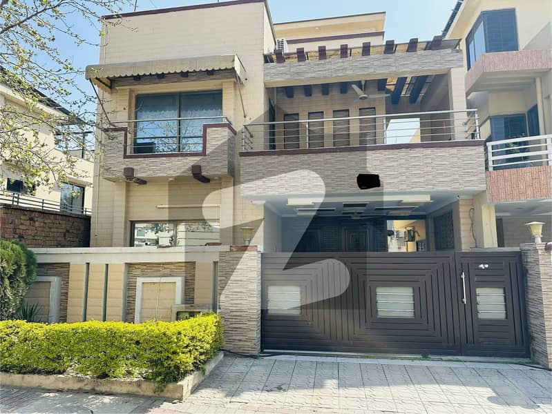 10 Marla used house prime location 10 Marla used house prime location