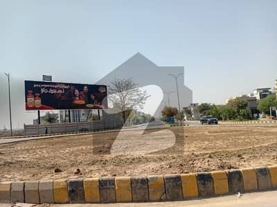 8 Kanal Farmhouse Land for Sale Gaon Gaga, Zila Lahore A great investment opportunity! 8 Kanal prime land available for sale, ideal for farmhouse development.