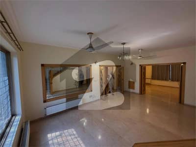 ایف ۔ 8 اسلام آباد میں 6 کمروں کا 1 کنال مکان 31.0 کروڑ میں برائے فروخت۔