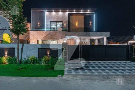 ڈی ایچ اے فیز 8 ڈیفنس (ڈی ایچ اے),لاہور میں 5 کمروں کا 10 مرلہ مکان 5.4 کروڑ میں برائے فروخت۔