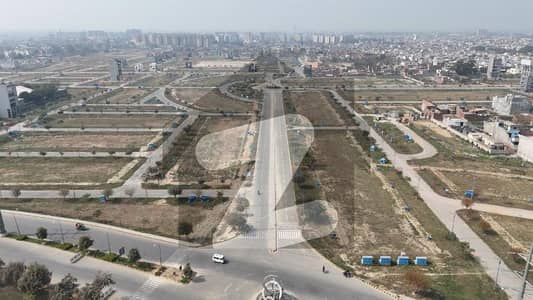 ڈی ایچ اے 9 ٹاؤن - بلاک ای ڈی ایچ اے 9 ٹاؤن,ڈی ایچ اے ڈیفینس,لاہور میں 5 مرلہ رہائشی پلاٹ 1.05 کروڑ میں برائے فروخت۔