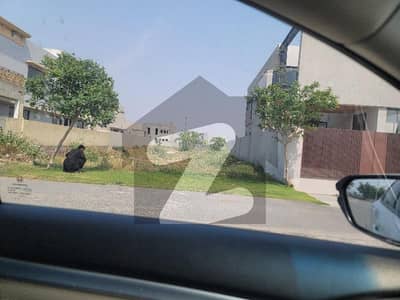 ڈی ایچ اے فیز 7 - بلاک وائے فیز 7,ڈیفنس (ڈی ایچ اے),لاہور میں 1 کنال رہائشی پلاٹ 4.05 کروڑ میں برائے فروخت۔