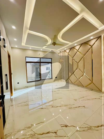 10 Marla Designer House Available For Sale Prime Location Walking From Park Masjid And Market