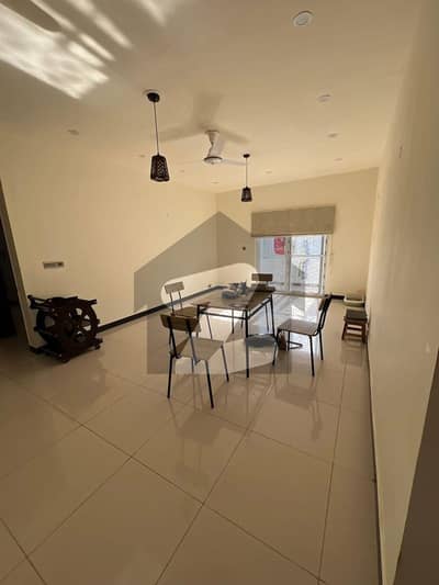 کلفٹن کراچی میں 3 کمروں کا 9 مرلہ فلیٹ 5.5 کروڑ میں برائے فروخت۔