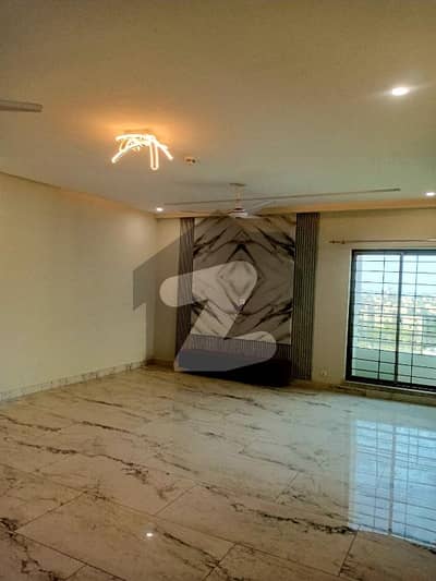 10 Marla 3 Bedrooms Flat Available For Rent.