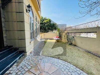 ایف ۔ 7 اسلام آباد میں 7 کمروں کا 1 کنال مکان 10.0 لاکھ میں کرایہ پر دستیاب ہے۔