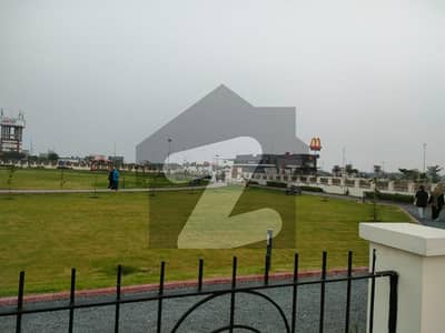 Just Walking Distance McDonald's and Park - 3 Million Lesser In Price - 150' Road Back Near Raya Fairways - Golden Chance 1Kanal Residential Plot Available For Sale