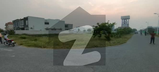 Just Walking Distance McDonald's and Park - 3 Million Lesser In Price - 150' Road Back Near Raya Fairways - Golden Chance 1Kanal Residential Plot Available For Sale