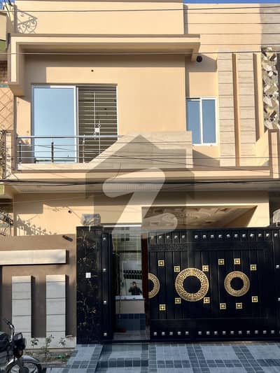 جوہر ٹاؤن لاہور میں 5 کمروں کا 5 مرلہ مکان 3.25 کروڑ میں برائے فروخت۔