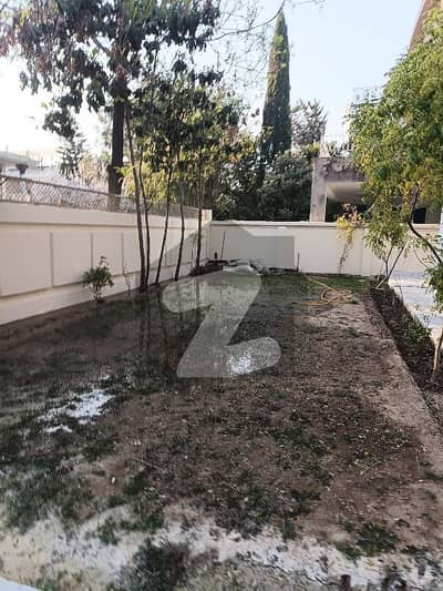 ایف ۔ 11 اسلام آباد میں 5 کمروں کا 1 کنال مکان 6.0 لاکھ میں کرایہ پر دستیاب ہے۔