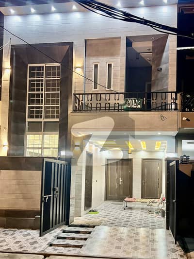 جوہر ٹاؤن فیز 2 جوہر ٹاؤن,لاہور میں 7 کمروں کا 5 مرلہ مکان 3.5 کروڑ میں برائے فروخت۔