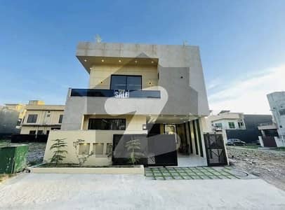 بحریہ ٹاؤن فیز 8 ۔ رفیع بلاک بحریہ ٹاؤن فیز 8,بحریہ ٹاؤن راولپنڈی,راولپنڈی میں 5 کمروں کا 8 مرلہ مکان 2.85 کروڑ میں برائے فروخت۔