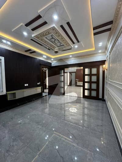 کشمیر روڈ سیالکوٹ میں 5 کمروں کا 7 مرلہ مکان 85.0 ہزار میں کرایہ پر دستیاب ہے۔