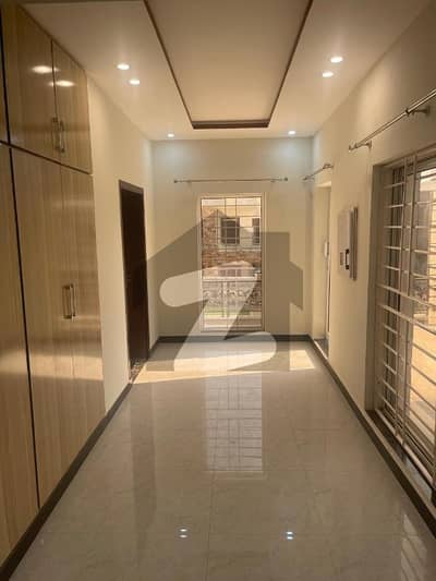 پی ایچ اے ایف آفیسرز ریزڈینسیا کوری روڈ,اسلام آباد میں 5 کمروں کا 14 مرلہ مکان 2.2 لاکھ میں کرایہ پر دستیاب ہے۔