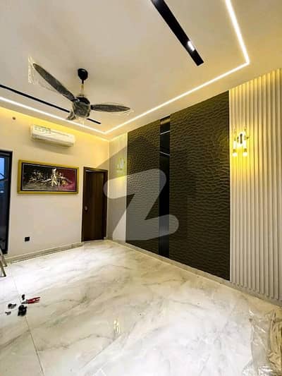 بحریہ ٹاؤن فیز 8 ۔ عمر بلاک بحریہ ٹاؤن فیز 8 ۔ سفاری ویلی,بحریہ ٹاؤن فیز 8,بحریہ ٹاؤن راولپنڈی,راولپنڈی میں 5 کمروں کا 7 مرلہ مکان 2.55 کروڑ میں برائے فروخت۔