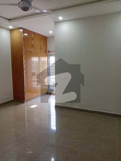 بحریہ انکلیو - سیکٹر جی بحریہ انکلیو,بحریہ ٹاؤن,اسلام آباد میں 5 کمروں کا 8 مرلہ مکان 1.15 لاکھ میں کرایہ پر دستیاب ہے۔