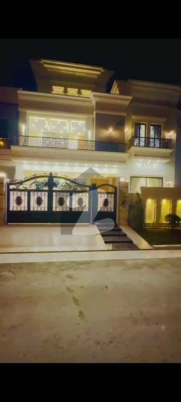 ڈی سی کالونی گوجرانوالہ میں 5 کمروں کا 10 مرلہ مکان 4.5 کروڑ میں برائے فروخت۔