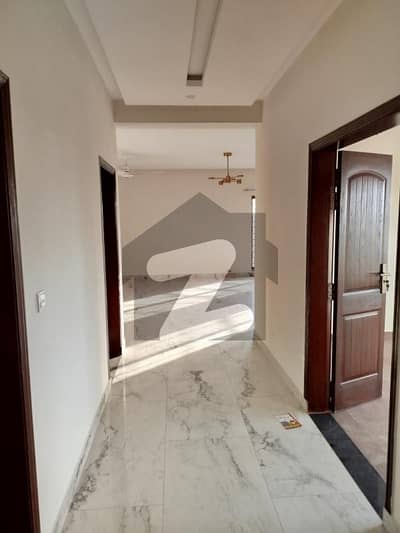 10 Marla 3 Bedrooms Flat Available For Rent.