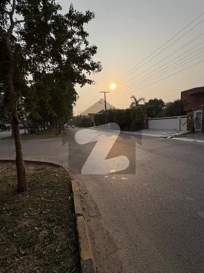 پی جی ای سی ایچ ایس فیز 1 پنجاب گورنمنٹ ایمپلائیز سوسائٹی,لاہور میں 2 کنال کمرشل پلاٹ 15.0 کروڑ میں برائے فروخت۔