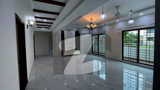 10 Marla New Design Flat Available For Rent