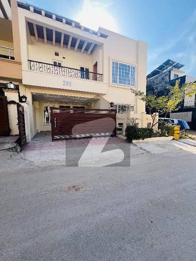 بحریہ ٹاؤن فیز 8 ۔ ابو بکر بلاک بحریہ ٹاؤن فیز 8 ۔ سفاری ویلی,بحریہ ٹاؤن فیز 8,بحریہ ٹاؤن راولپنڈی,راولپنڈی میں 5 کمروں کا 7 مرلہ مکان 2.3 کروڑ میں برائے فروخت۔