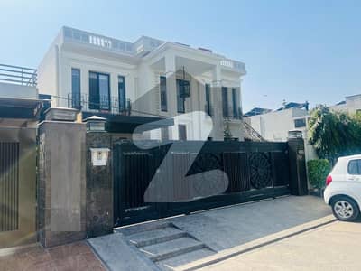 ڈی ایچ اے فیز 5 - بلاک ڈی فیز 5,ڈیفنس (ڈی ایچ اے),لاہور میں 5 کمروں کا 1 کنال مکان 11.99 کروڑ میں برائے فروخت۔