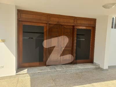 ایف ۔ 8 اسلام آباد میں 4 کمروں کا 1 کنال مکان 4.5 لاکھ میں کرایہ پر دستیاب ہے۔