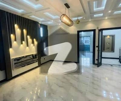 بحریہ ٹاؤن سیکٹر سی بحریہ ٹاؤن,لاہور میں 3 کمروں کا 5 مرلہ مکان 1.8 کروڑ میں برائے فروخت۔