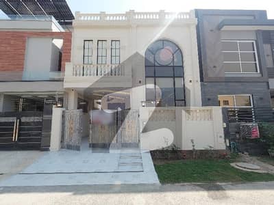 ڈی ایچ اے 9 ٹاؤن ۔ بلاک اے ڈی ایچ اے 9 ٹاؤن,ڈیفنس (ڈی ایچ اے),لاہور میں 3 کمروں کا 5 مرلہ مکان 3.0 کروڑ میں برائے فروخت۔