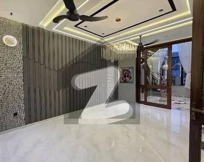 بحریہ ٹاؤن سیکٹر سی بحریہ ٹاؤن,لاہور میں 5 کمروں کا 10 مرلہ مکان 3.1 کروڑ میں برائے فروخت۔