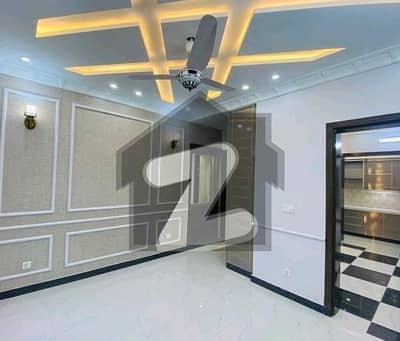 بحریہ ٹاؤن سیکٹر سی بحریہ ٹاؤن,لاہور میں 5 کمروں کا 10 مرلہ مکان 3.2 کروڑ میں برائے فروخت۔