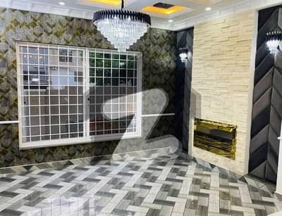 بحریہ ٹاؤن سیکٹر سی بحریہ ٹاؤن,لاہور میں 5 کمروں کا 10 مرلہ مکان 3.3 کروڑ میں برائے فروخت۔