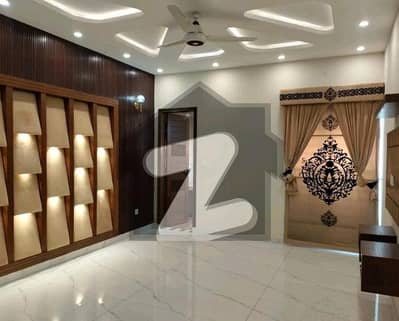 بحریہ ٹاؤن سیکٹر ای بحریہ ٹاؤن,لاہور میں 5 کمروں کا 10 مرلہ مکان 3.7 کروڑ میں برائے فروخت۔