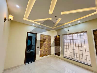 ایل ڈی اے ایوینیو لاہور میں 5 کمروں کا 10 مرلہ مکان 3.55 کروڑ میں برائے فروخت۔