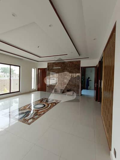 1000sq yd Luxury Villa with Designer Kitchen, Washroom and Elevation. Ready to Move