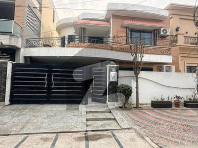 کینٹ لاہور میں 4 کمروں کا 9 مرلہ مکان 4.55 کروڑ میں برائے فروخت۔