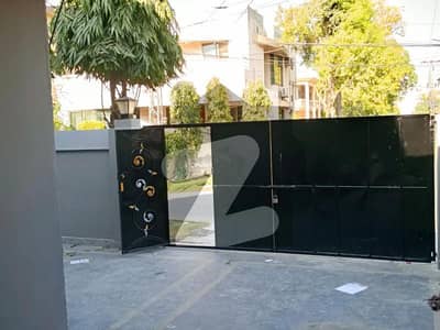 ڈی ایچ اے فیز 2 - بلاک کیو فیز 2,ڈیفنس (ڈی ایچ اے),لاہور میں 3 کمروں کا 10 مرلہ مکان 1.2 لاکھ میں کرایہ پر دستیاب ہے۔