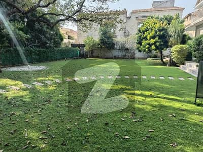 ایف ۔ 10 اسلام آباد میں 5 کمروں کا 1 کنال مکان 8.5 لاکھ میں کرایہ پر دستیاب ہے۔