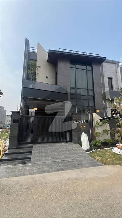 ڈی ایچ اے 9 ٹاؤن ڈیفنس (ڈی ایچ اے),لاہور میں 3 کمروں کا 5 مرلہ مکان 2.35 کروڑ میں برائے فروخت۔