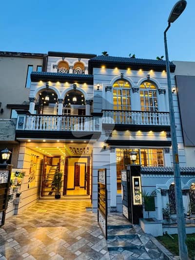 بحریہ ٹاؤن سیکٹر ای بحریہ ٹاؤن,لاہور میں 3 کمروں کا 5 مرلہ مکان 95.0 ہزار میں کرایہ پر دستیاب ہے۔