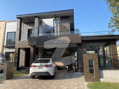 Corner Fully Renovated Modern 28 Marla Villa For Sale Huge Lush Lawn & Prime Location